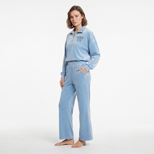 Conjunto de dos piezas de terciopelo para mujer al por mayor: Sudadera corta con cremallera de un cuarto, cuello vuelto y hombros caídos, y pantalón jogger de pierna ancha. - Product Image 3