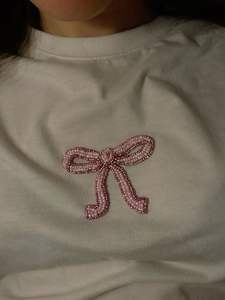 T-shirt tendance en coton blanc à manches courtes avec broderie perlée et patch cœur en sequins roses pour femme, vêtement décontracté d'été - Product Image 2