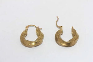 Boucles d'oreilles créoles torsadées plaquées or faites à la main, vagues organiques, épaisses, style bohème, bijoux ethniques tendance pour femmes, vente en gros, Hari Om Creations - Product Image 1