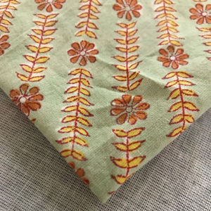 Tela de algodón estampada a mano – Diseño floral Buti y rayas de hojas sobre base verde salvia - Product Image 3