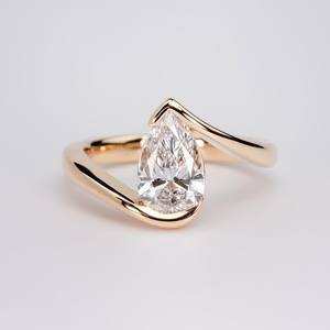 แหวนหมั้นทรงลูกแพร์ 1.00 กะรัต ผลิตในห้องปฏิบัติการ ตัวเรือนทองคำแท้ 14K - Product Image 1