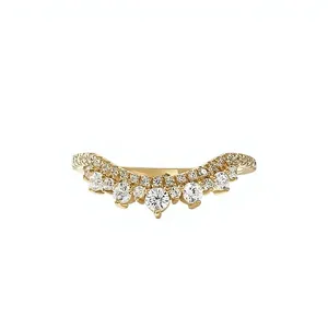 Bague de mariage unisexe en or au design élégant, vintage, avec diamant de laboratoire brillant de forme incurvée, certifiée et sertie par griffes - Product Image 1