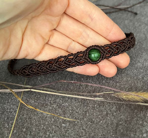 Collier ras du cou en macramé plaqué or fait main, vente en gros, bijoux bohèmes tissés ajustables, fournisseur HARI OM CREATIONS - Product Image 1