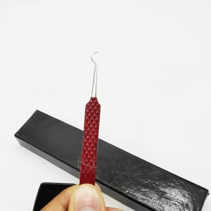 Pince à cils en acier inoxydable, couleur rouge foncé thermolaquée, avec poignée diamantée et embout argenté brillant, emballage en boîte noire. - Product Image 5