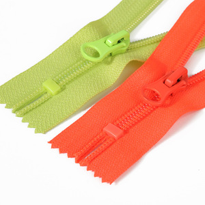 Vente en gros de couleurs personnalisées 3 #   5 #   8 #   Fermeture éclair longue en nylon pour vêtements, accessoires de poche pour contrôle d'accès - Product Image 1