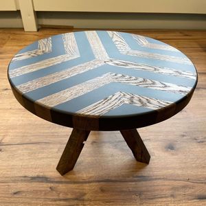 Elegante soporte para pasteles de madera y hierro que ofrece un soporte estable para pasteles, repostería y centros de mesa decorativos. - Product Image 1