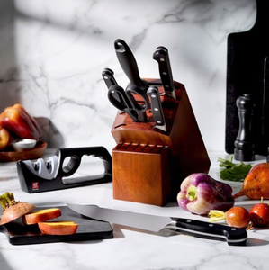 Ensemble de couteaux de cuisine noirs et argentés avec bloc en bois brun foncé, ciseaux, aiguiseur et affûteur manuel pour la préparation et la découpe des aliments - Product Image 2