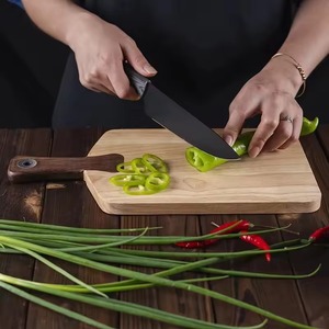Planche à découper rectangulaire en bois naturel éco-responsable avec poignée intégrée et trou de suspension, compatible lave-vaisselle - Product Image 1