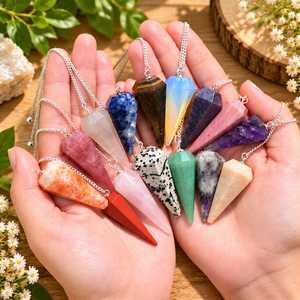 Pendule en cristal de pierres précieuses naturelles mélangées avec chaîne en argent, outil de guérison Reiki, cristal d'équilibrage des chakras - Product Image 1