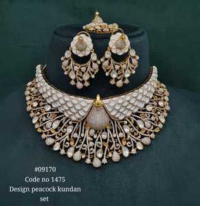 Juego de Joyería Nupcial Clásico Peacock Kundan 09170 con Perlas, Collar, Aretes y Tikka en Color Dorado, con Piedras Rojas y Rosas, Accesorios de Moda - Product Image 4