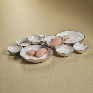 Plateau de service en métal argenté avec plusieurs bols en émail blanc de luxe, centre de table pour la décoration intérieure, plateau de haute qualité pour la vente en gros - Product Image 1