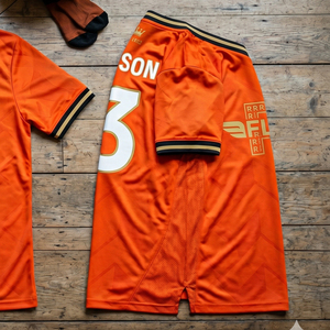 Maillot de football Regal Athletic orange à col en V, manches courtes, 100 % polyester, anti-transpiration - Product Image 3
