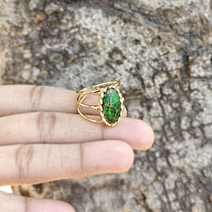 Anillo ajustable de turquesa esmeralda con piedra de corte ovalado, chapado en oro de 18k, banda de latón en capas, proveedor mayorista de joyería de moda. - Product Image 2