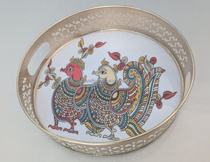 Plateau de service décoratif rond en fer, style Kalamkari, avec motif paire de paons, art populaire, et bordure découpée dorée - Product Image 1