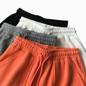 กางเกงขาสั้นเบอร์มิวด้าผู้ชาย สีเทาล้วน ผ้าโพลีเอสเตอร์ 100% เอวกลาง สวมใส่สบาย ระบายอากาศได้ดี แห้งเร็ว - Product Image 2