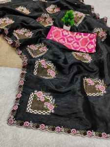 Sari en soie haut de gamme pour occasions spéciales avec broderie florale et pièce de chemisier de créateur - Product Image 3