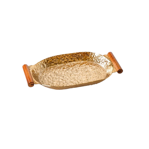 Plateau de service élégant en métal doré martelé avec poignée en bois, idéal pour toutes les occasions - Product Image 1