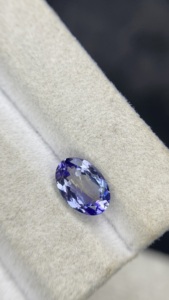Tanzanite Naturelle Certifiée Non Chauffée Couleur Bio Forme Ovale Taillée Pierre Naturelle Zoisite Tanzanite 1,72 Carat Pureté Éclatante - Product Image 2