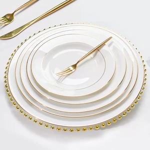 Services de table modernes en porcelaine blanche avec assiettes de présentation à bordure perlée dorée, durables et sans BPA, pour des dîners formels et luxueux - Product Image 1