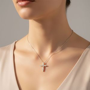 Collar con colgante de cruz con engaste de puntas y corte redondo de 0.90 quilates - Product Image 1