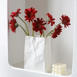 Jarrón de Cerámica Blanco Minimalista con Diseño de Textura Arrugada para Arreglos Florales de Mesa - Product Image 4