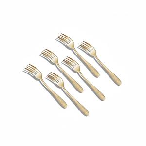 Ensemble de couverts élégants finition miroir doré, parfaits pour les événements de restauration hôtelière, les réceptions et les repas en famille, provenant d'Inde. - Product Image 4