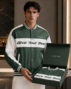 เสื้อแจ็คเก็ตบอมเบอร์สีเขียวขาวสำหรับผู้ชาย ปกคอพับ ติดกระดุม สไตล์สปอร์ต พิมพ์ลายโลโก้ด้านหน้า ผลิตจากโพลีเอสเตอร์ เหมาะสำหรับฤดูใบไม้ร่วง - Product Image 5