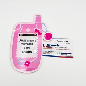 Caja Magnética Acrílica Rosa con Forma de Teléfono para Pestañas, con Adorno de Cara Sonriente, Empaque para Pestañas - Product Image 3