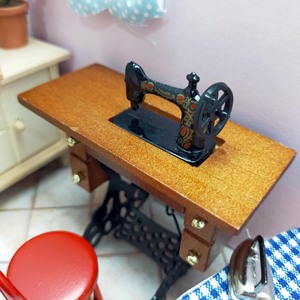 <b>Mini</b> Vintage Sewing Machine Model Dollhouse Decoration Miniature <b>Desk</b> Ornament Retro Craft Display for age 14+ - Product Image 2