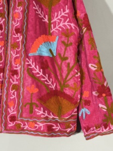 Veste Suzani en velours rose • Manteau floral brodé style bohème • Vêtement de festival fait main • Vêtement d'extérieur bohème lumineux - Product Image 3