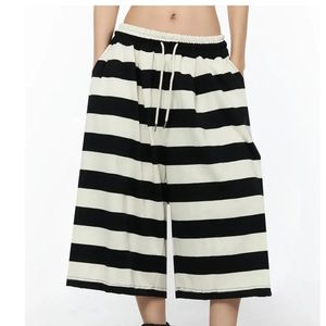 Shorts de survêtement amples pour femmes, rayés noir et blanc, longueur genou, style Bermuda, avec taille élastique et cordon de serrage, décontractés - Product Image 1