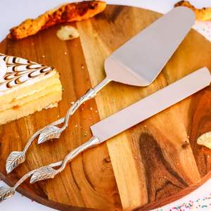 Ensemble de Couteaux à Gâteau de Mariage Royal avec Plateau en Marbre, Lames en Acier Inoxydable Poli Miroir - Présentoir Élégant Doré pour la Mariée et le Marié - Product Image 2