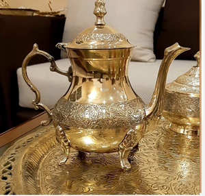 Elegante juego de té dorado con grabado floral. Incluye seis tazas y un bandeja a juego. Disponible a precios de mayorista. # Juego de Té de Lujo - Product Image 3