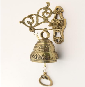 Campana de latón ornamentada con pintura esmaltada, fondo púrpura vibrante, diseño detallado de gallo, cadena para colgar incluida. Venta al por mayor. - Product Image 5