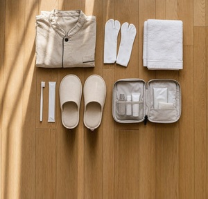 Kit complet d'accessoires pour chambre d'hôtel avec articles de toilette, peigne, kit dentaire, pantoufles et essentiels de salle de bain – Vente en gros - Product Image 1