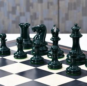 Jeu d'échecs Staunton vintage en bois de buis peint vert olive et jaune, roi de 4,5 pouces, au meilleur prix - Product Image 1