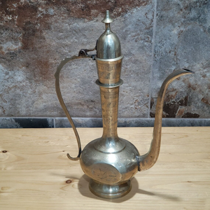 Pichet décoratif indien en laiton surahi, gravé à la main, avec long bec et couvercle, pour la décoration intérieure - Product Image 1