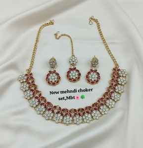 Parure de bijoux ethniques de mariage en laiton plaqué argent avec zircon et Kundan, comprenant collier ras-du-cou, boucles d'oreilles pendantes et tikka, certifiée par une tierce partie - Product Image 1