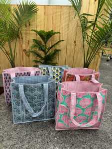 Lote al por mayor de bolsos tote acolchados con bordado, cierre de cremallera, diseño floral, para regalo nupcial, playa, fin de semana, viaje de una noche, o uso casual. - Product Image 4