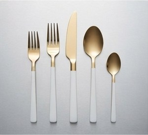 Juego de Cubiertos Minimalistas Chapados en Oro con Mangos Blancos, Acabado Mate, Aptos para Lavavajillas, Vajilla para Bodas - Product Image 1