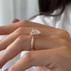 Impresionante Anillo de Compromiso con Diamante Cultivado en Laboratorio en Forma de Corazón de 5 Quilates, Engaste de Puntas, Oro de 14k, Diamante en Forma de Corazón, Certificado IGI - Product Image 6