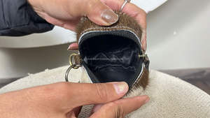 Monedero de cuero de vaca con pelo auténtico, con cremallera, forma redonda mini, para monedas, llaves y pequeños objetos esenciales, Expo Marzo 2026 - Product Image 6