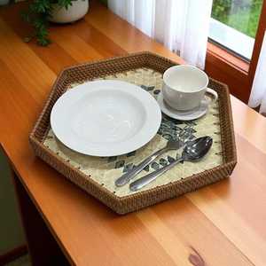 Plateau décoratif exclusif en rotin incrusté de nacre, mosaïque artistique de coquillages, organisateur de rangement et de présentation pour les intérieurs sophistiqués - Product Image 2