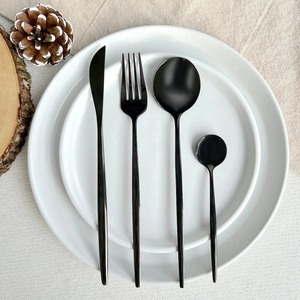 Ensemble de couverts modernes en or rose, finition mate, résistant au lave-vaisselle, couverts en métal pour les dîners de mariage - Product Image 5