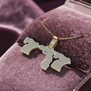 สร้อยคอเพชรโมอิสซาไนต์ชุบทองคำขาว 925 ดีไซน์ทันสมัยสำหรับทุกเพศ รุ่น SHRAMAN DIAMOND พร้อมจี้รูปปืน/ดาบ - Product Image 3