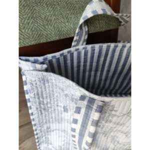 Sac fourre-tout en coton matelassé indien fait main |   Sac fourre-tout réutilisable en tissu écologique Hazy Forest, couleur gris et blanc - Product Image 1