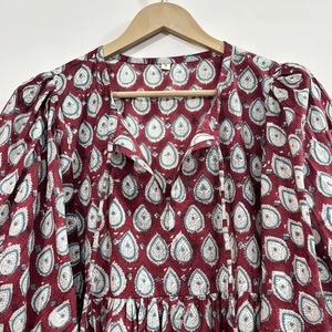 เดรสวินเทจผ้าฝ้ายพิมพ์ลายดอกไม้ด้วยมือ งานแฮนด์เมด เป็นมิตรกับสิ่งแวดล้อม คอวี แขนสามส่วน แต่งระบายลูกไม้ ซักได้ ใส่ได้ในโอกาสทางการ - Product Image 2