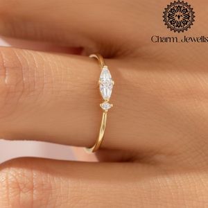 Bague de fiançailles Charm_Jewells en moissanite taille coussin plaquée or 22 carats, sertie à griffes, certifiée IGI, 3 grammes, style classique unisexe - Product Image 3