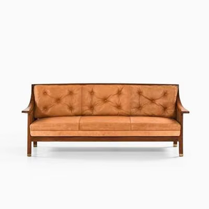 เก้าอี้โบราณงานฝีมือช่างช่างประณีต พร้อมที่วางแขนโค้งมนอย่างหรูหรา และฐานผ้าประดับตกแต่งด้วยหมุดโลหะ - Product Image 2