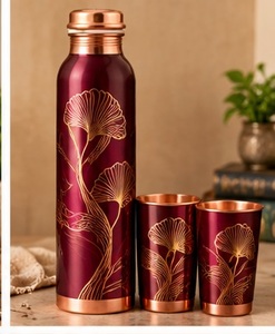 Ensemble de bouteilles d'eau en cuivre artisanal avec 2 tasses, motif floral bleu, feuilles dorées, bouchon en cuivre, vaisselle - Product Image 3
